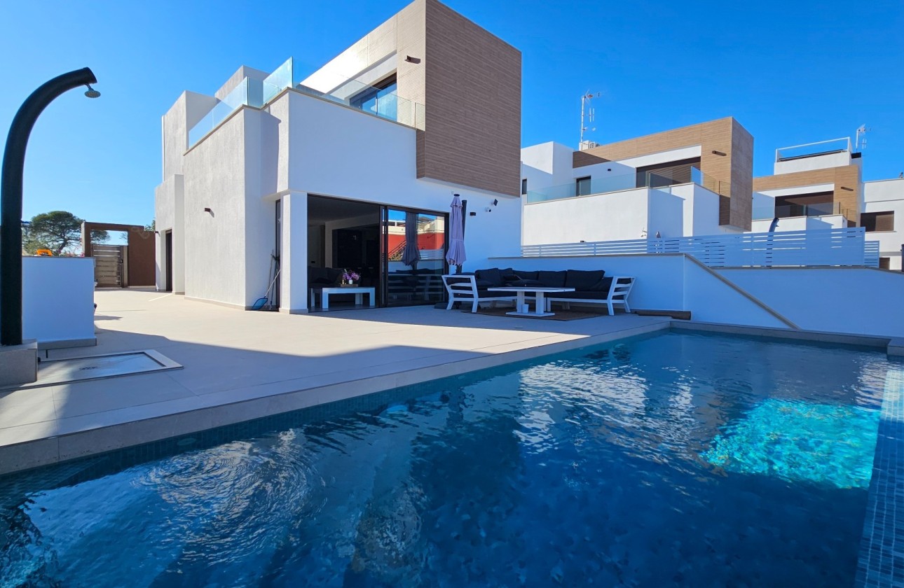 Venta - Chalet Independiente -
Algorfa