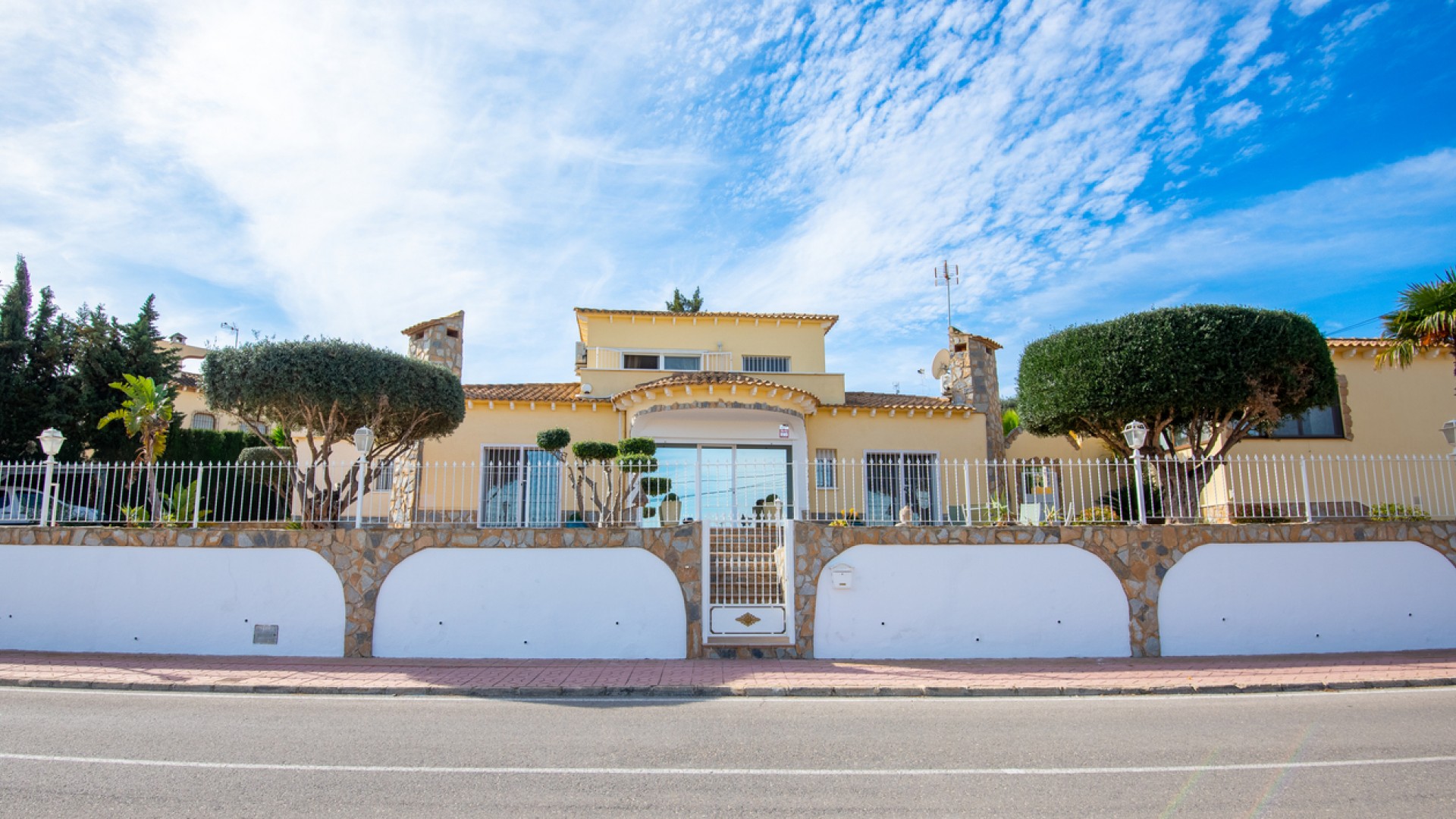 Venta - Chalet Independiente -
Algorfa