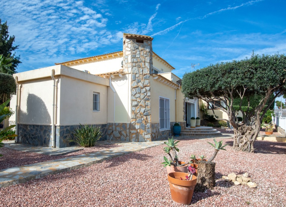 Venta - Chalet Independiente -
Algorfa