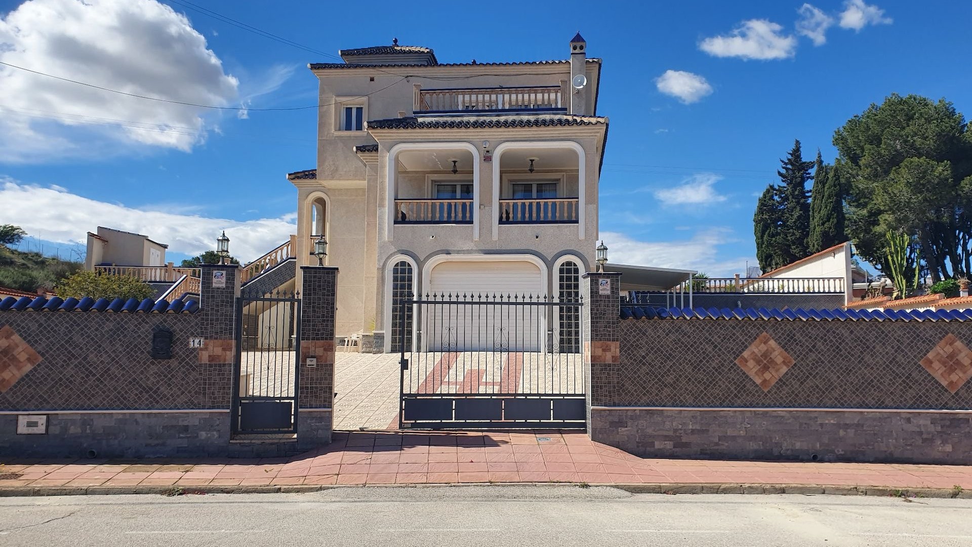 Venta - Chalet Independiente -
Algorfa