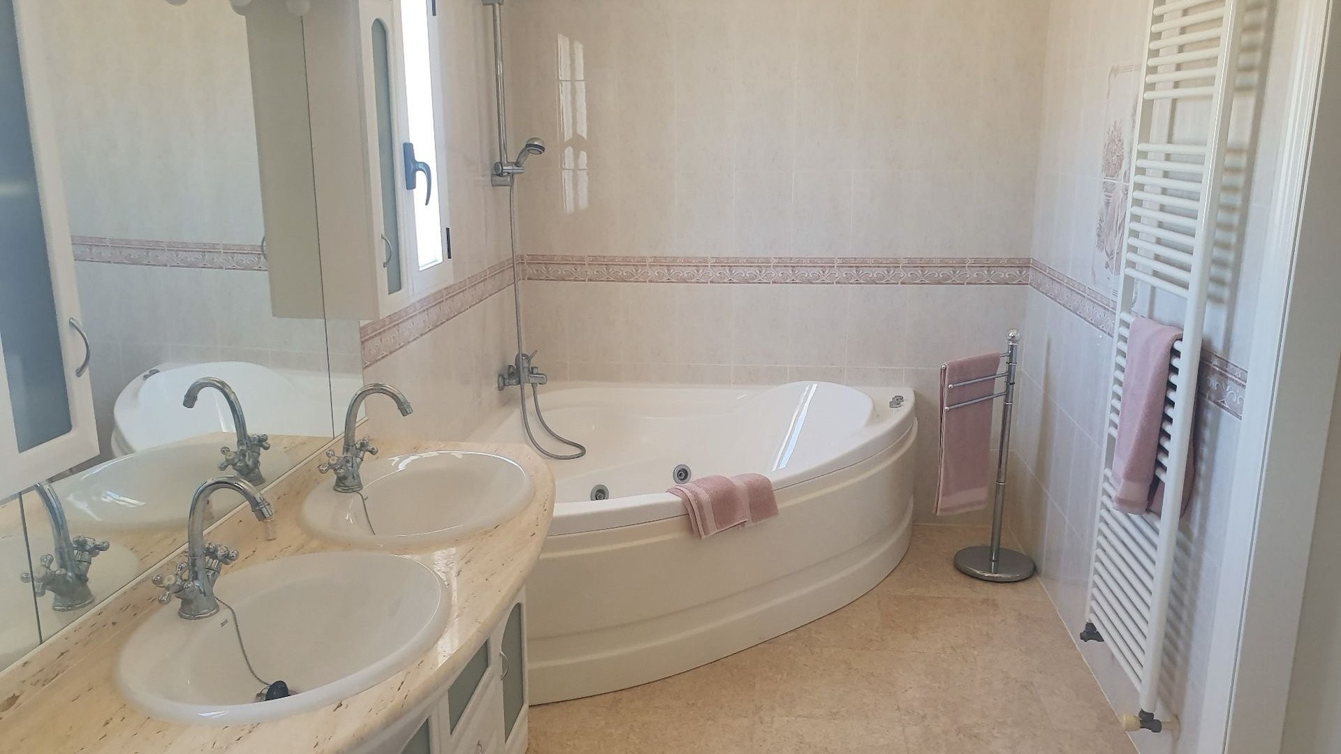 Venta - Chalet Independiente -
Algorfa