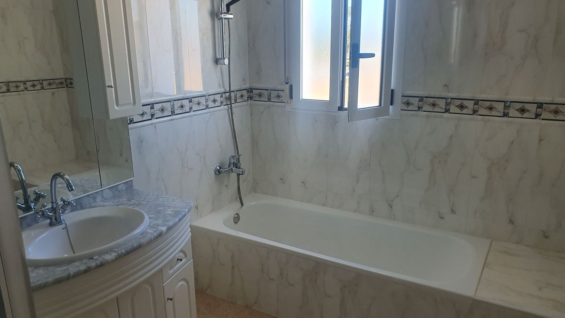 Venta - Chalet Independiente -
Algorfa