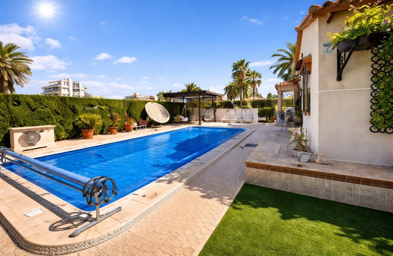 Venta - Chalet Independiente -
Cabo Roig - Costa Blanca
