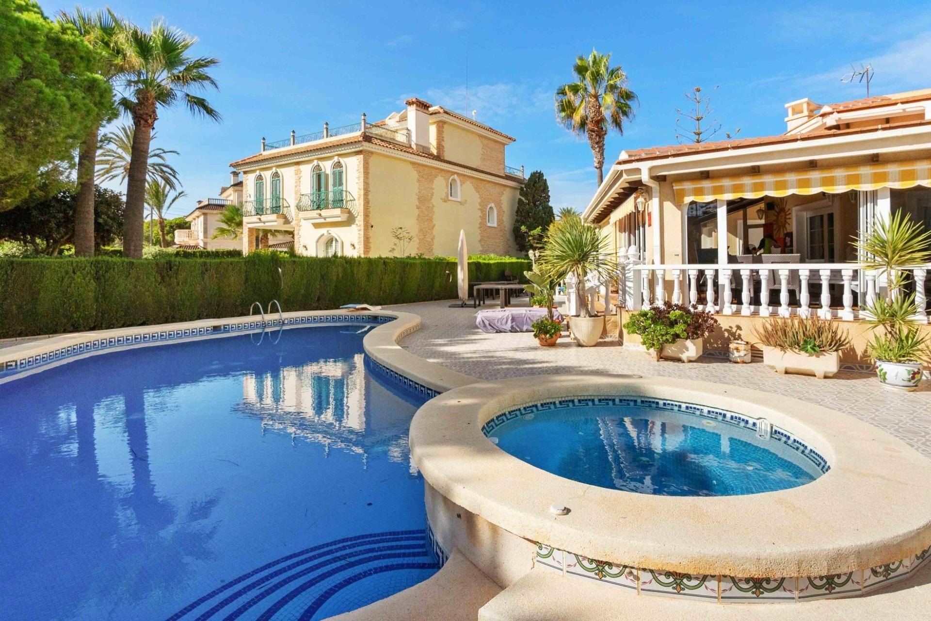 Venta - Chalet Independiente -
Cabo Roig