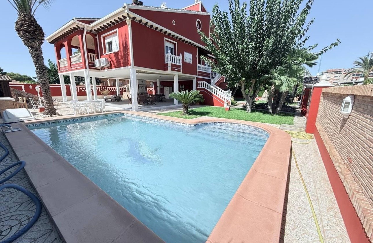 Venta - Chalet Independiente -
Campoamor