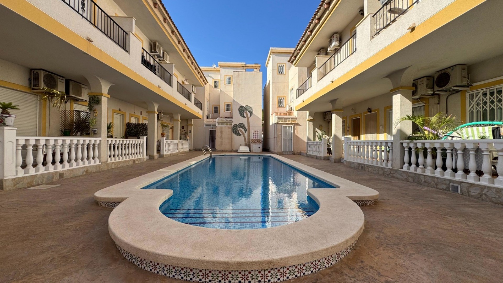 Venta - Chalet Independiente -
Catral