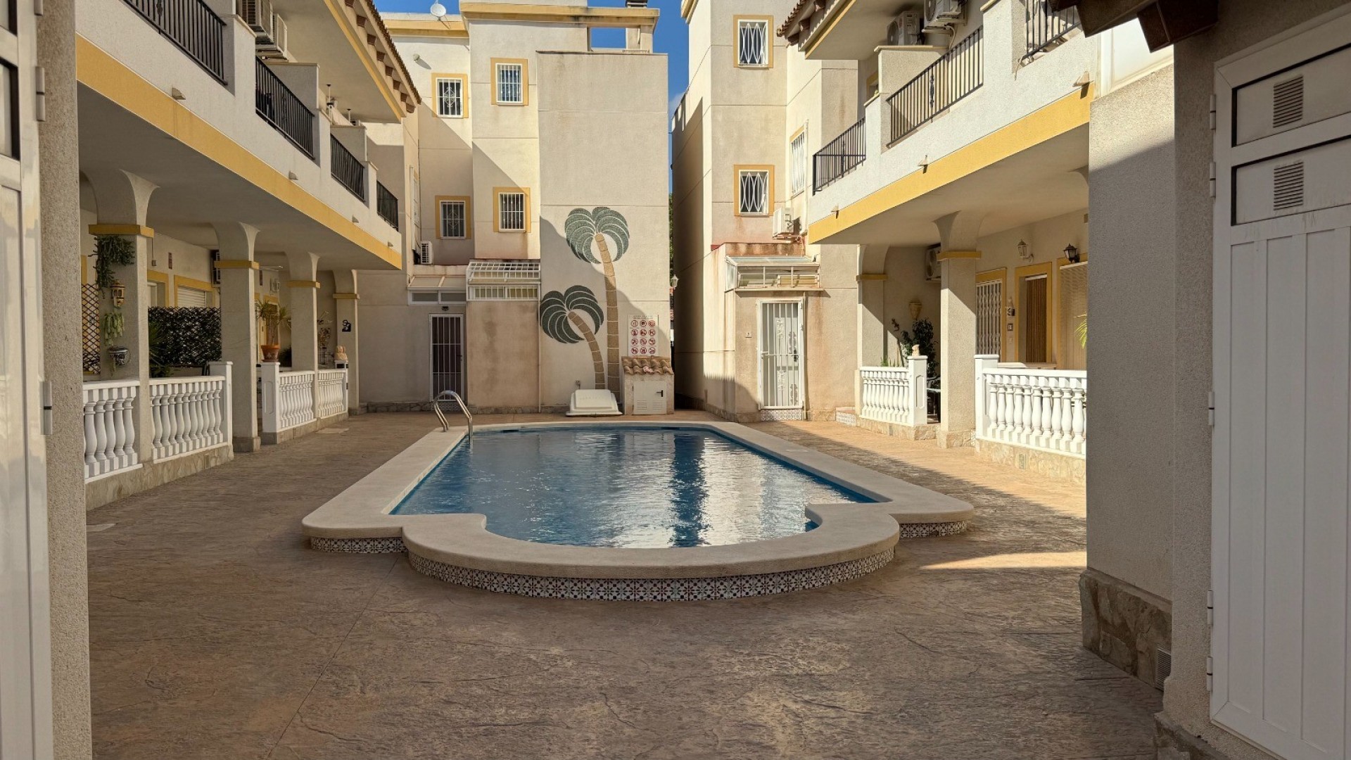 Venta - Chalet Independiente -
Catral