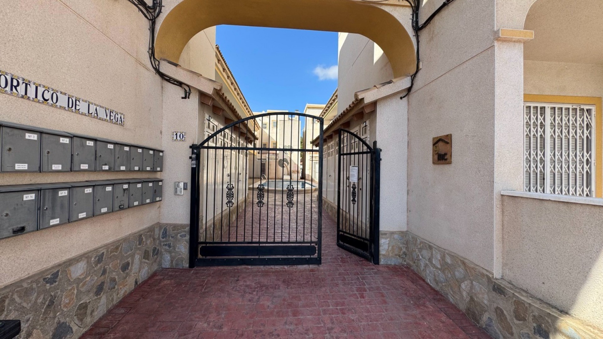 Venta - Chalet Independiente -
Catral