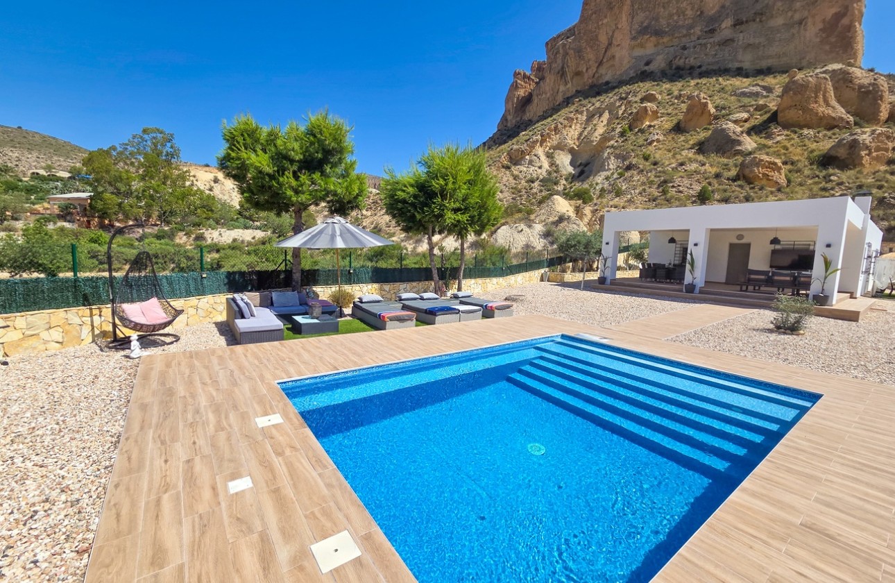 Venta - Chalet Independiente -
Crevillente