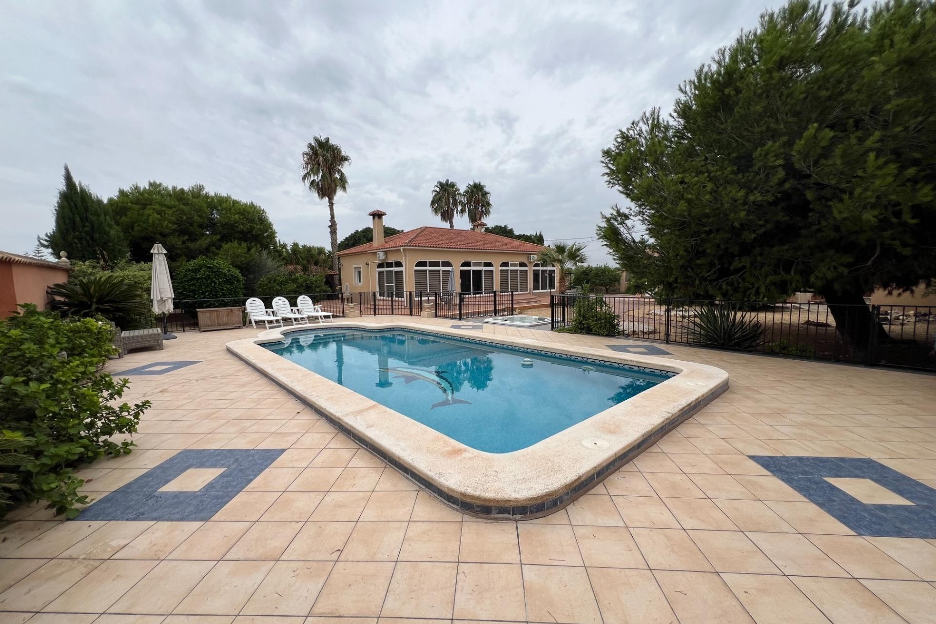 Venta - Chalet Independiente -
Dolores - CMNO. ESCORREDOR