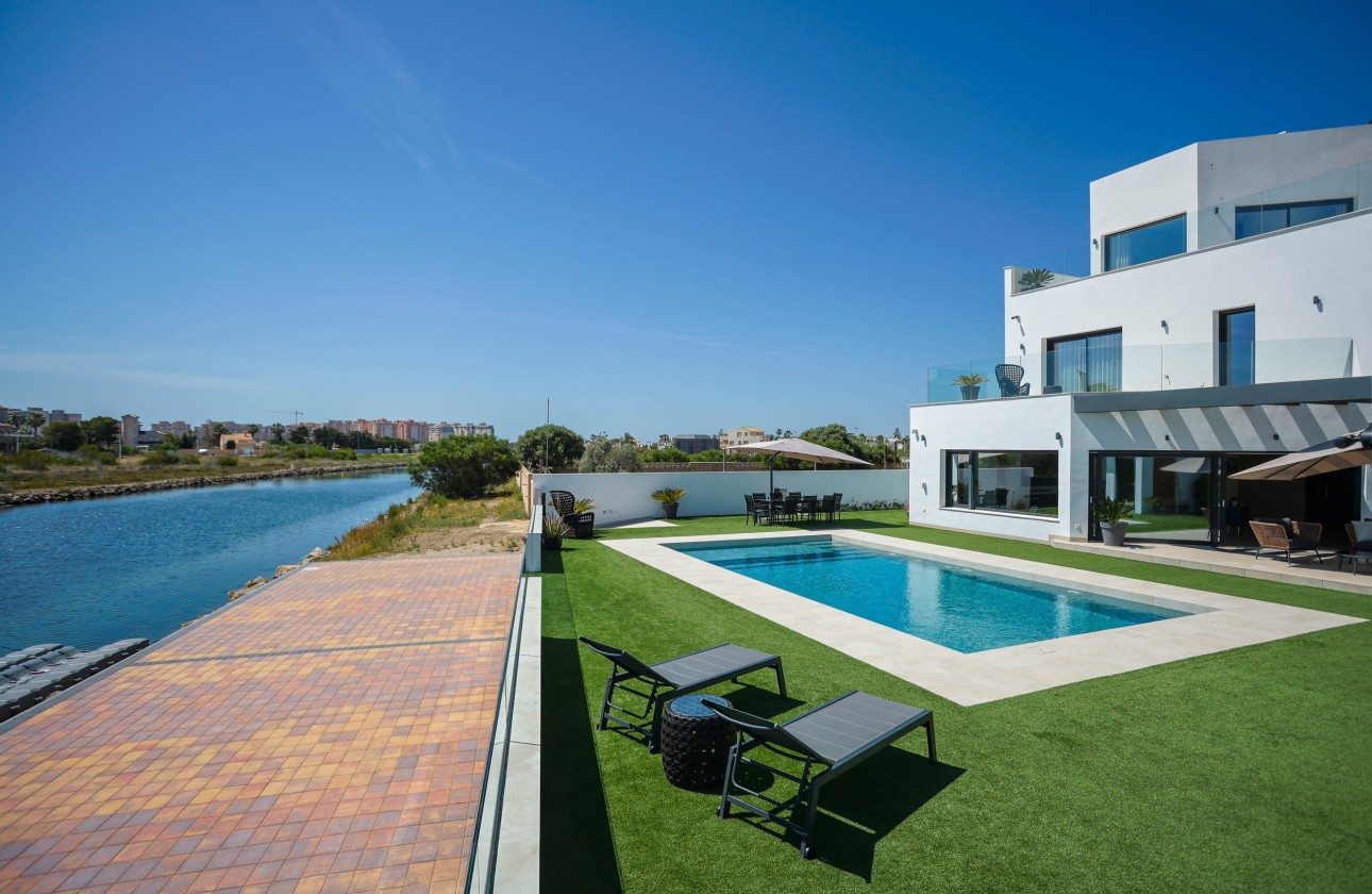 Venta - Chalet Independiente -
La Manga del Mar Menor - La Manga