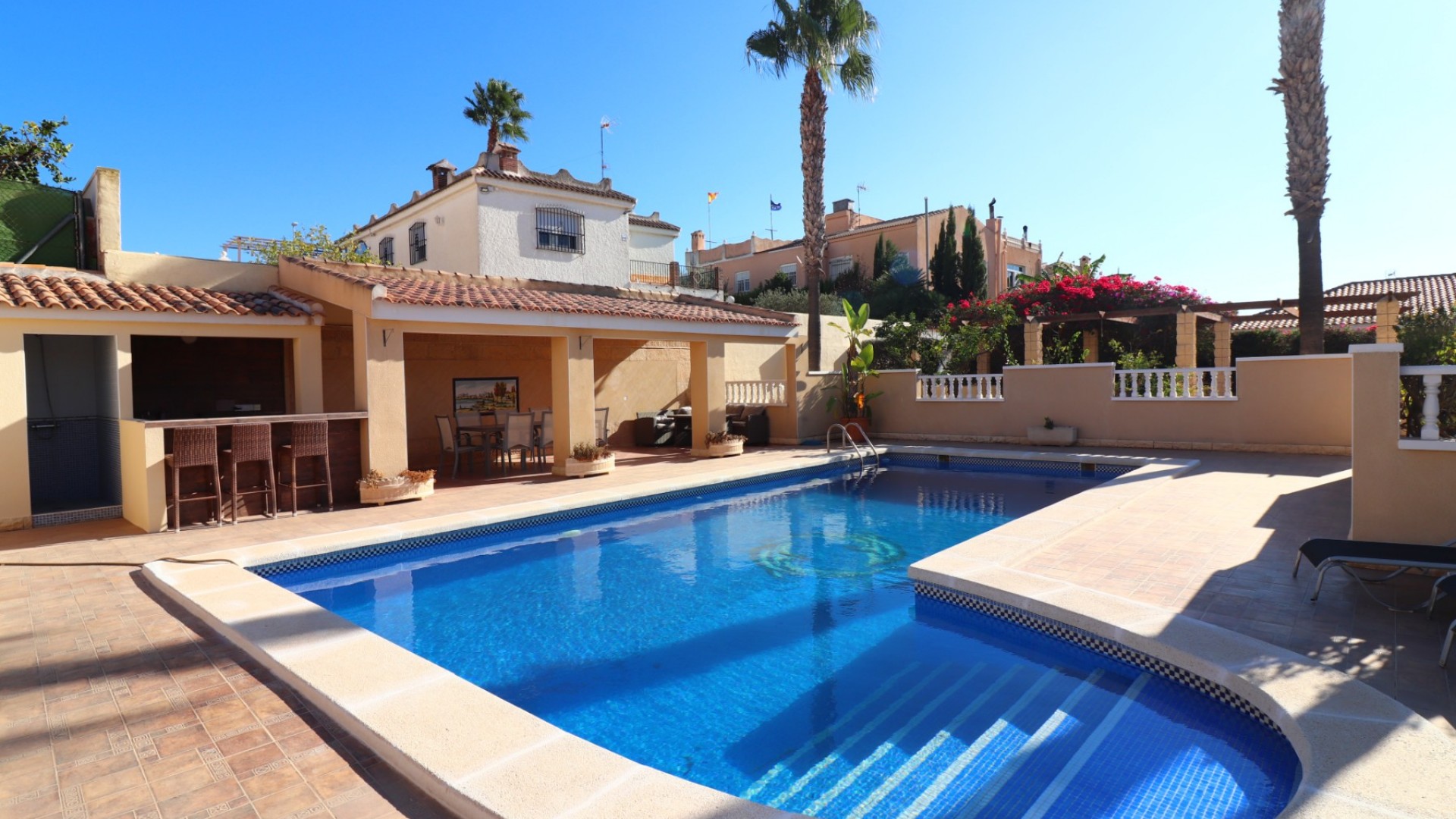 Venta - Chalet Independiente -
La Marina - La Escuera