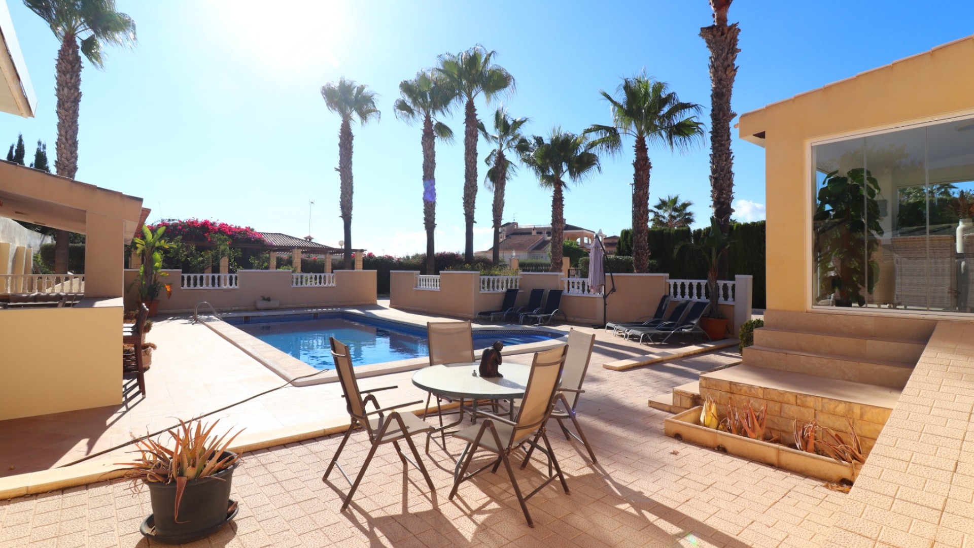 Venta - Chalet Independiente -
La Marina - La Escuera