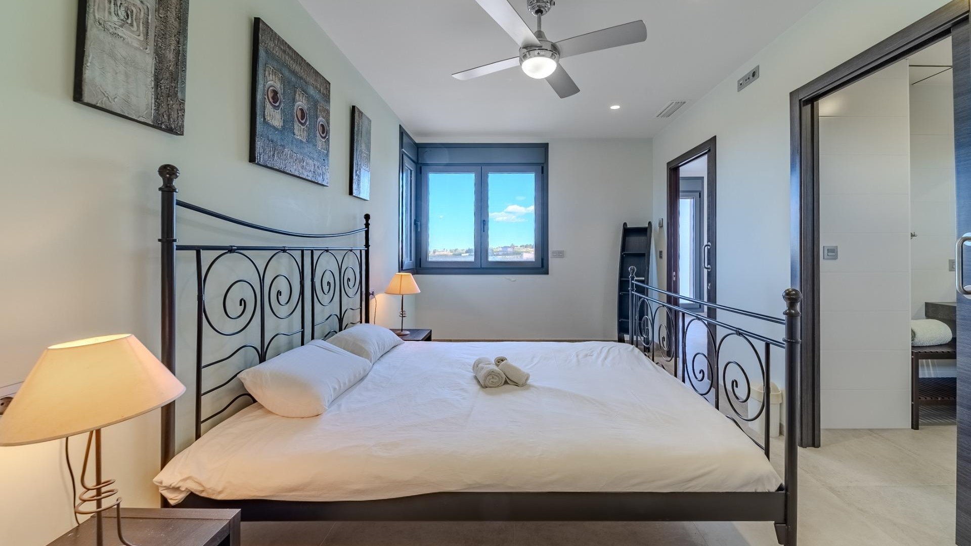 Venta - Chalet Independiente -
La Marina