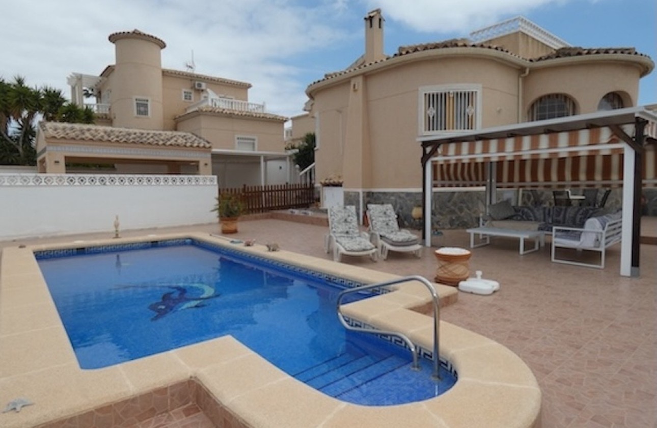 Venta - Chalet Independiente -
La Marina
