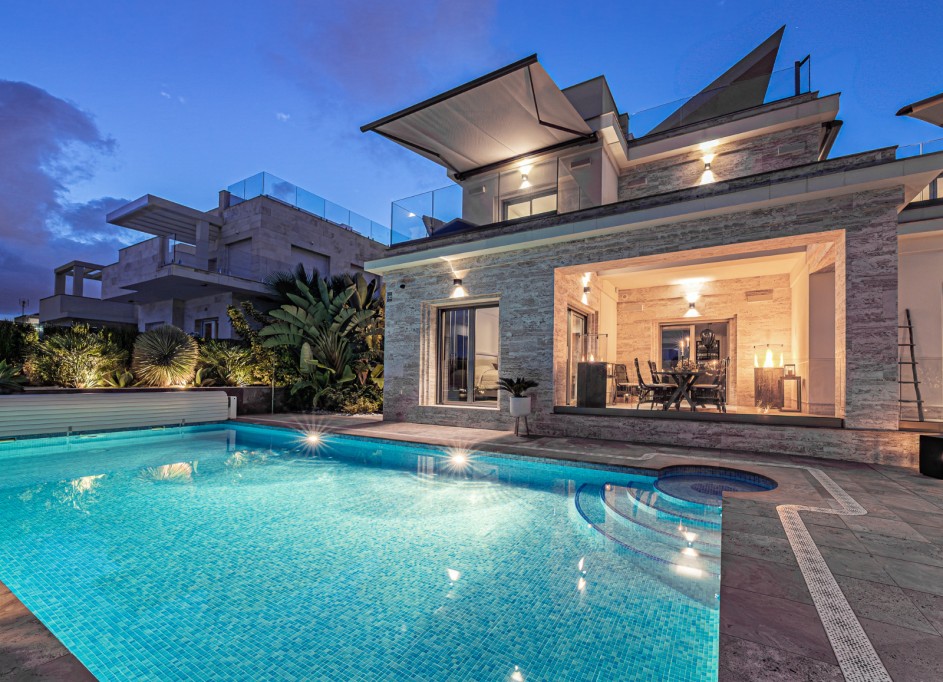 Venta - Chalet Independiente -
La Zenia - Beachside