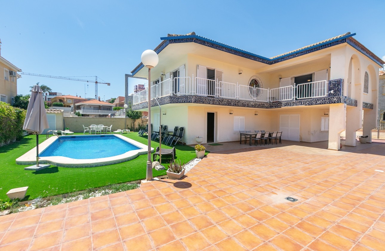 Venta - Chalet Independiente -
La Zenia