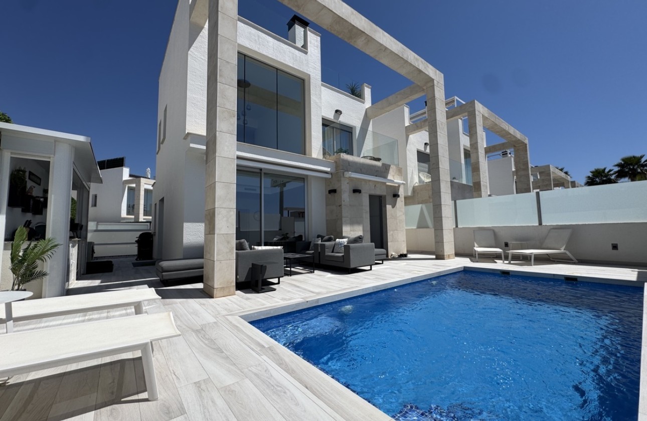 Venta - Chalet Independiente -
Lomas de Cabo Roig