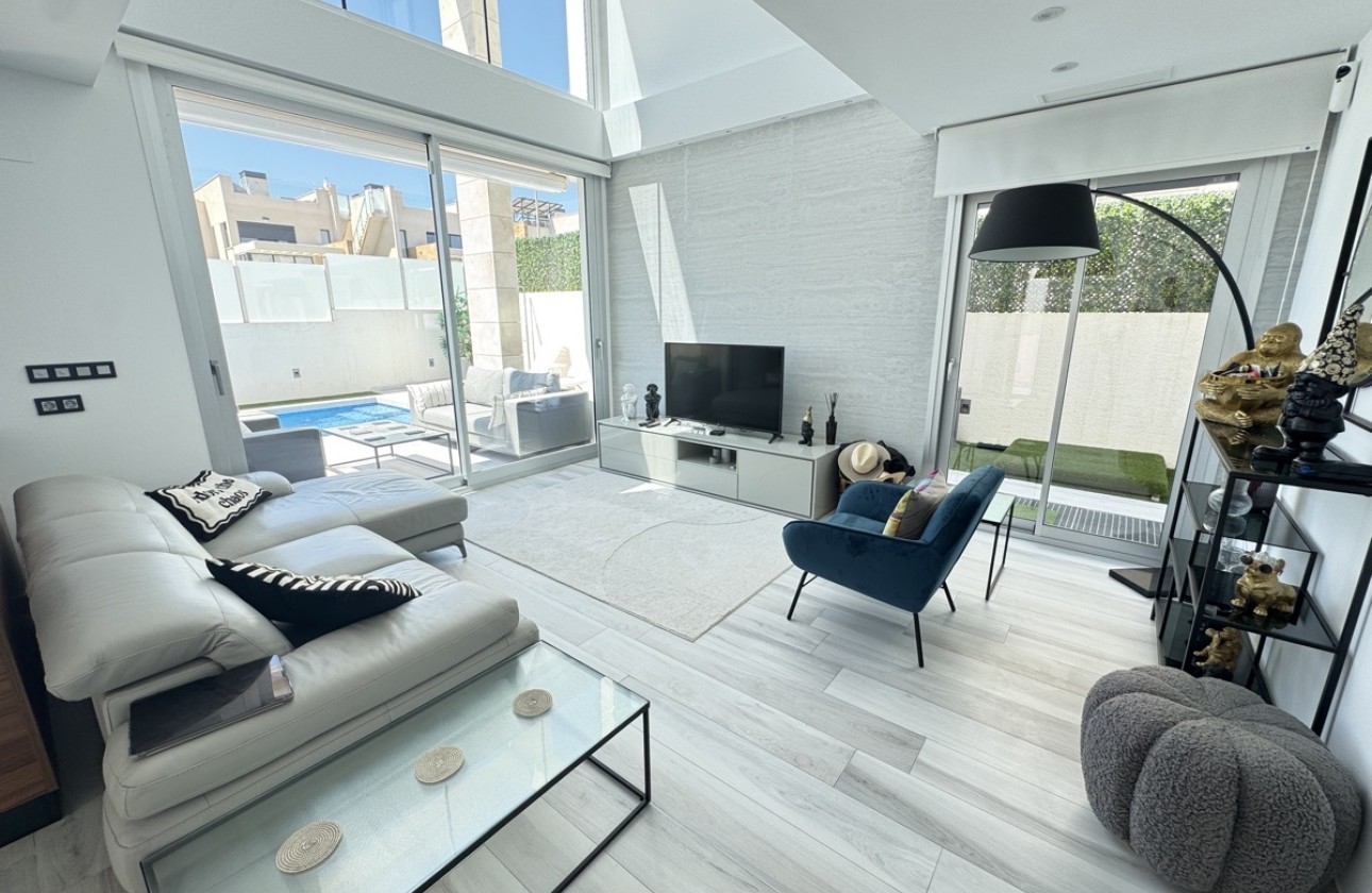 Venta - Chalet Independiente -
Lomas de Cabo Roig