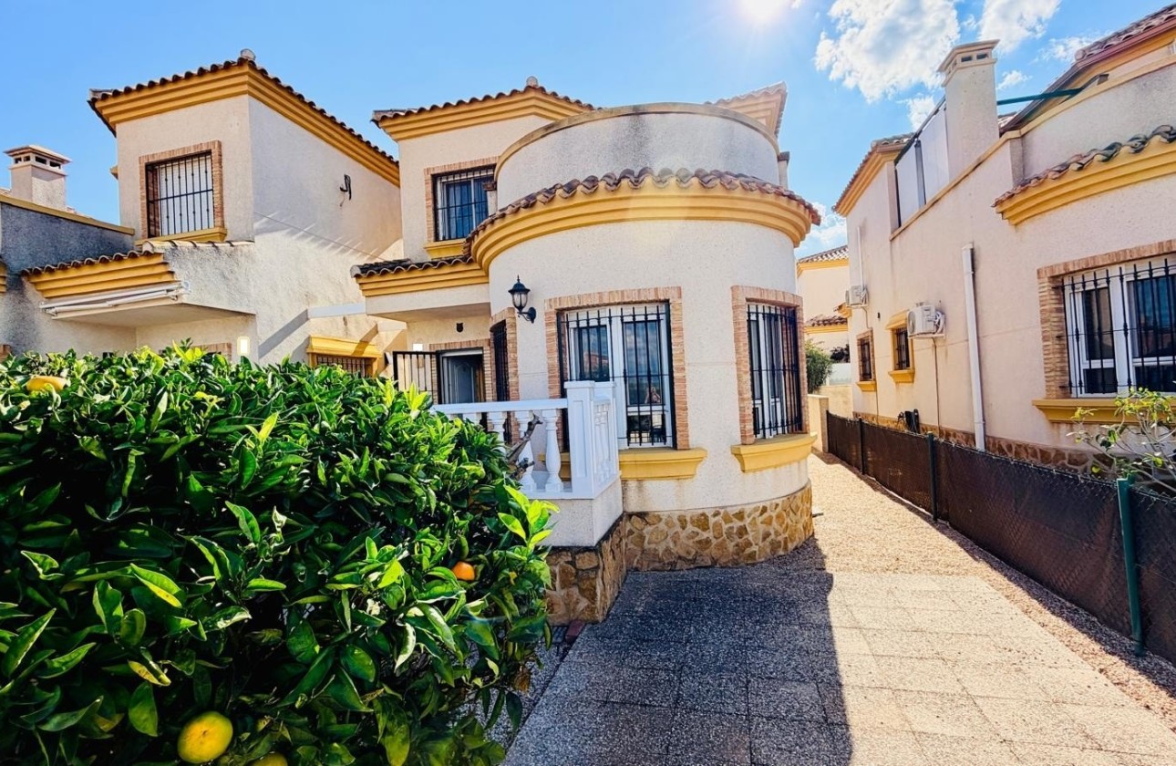 Venta - Chalet Independiente -
Los Montesinos - La Herrada