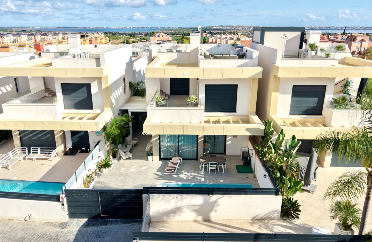 Venta - Chalet Independiente -
Los Montesinos - La Herrada