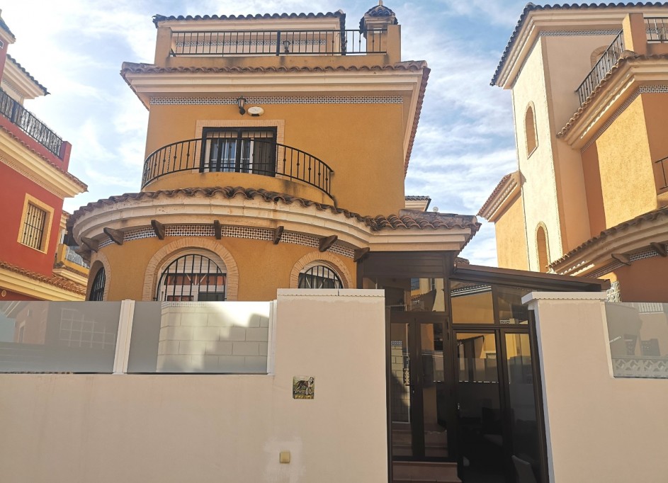Venta - Chalet Independiente -
Los Montesinos - La Herrada