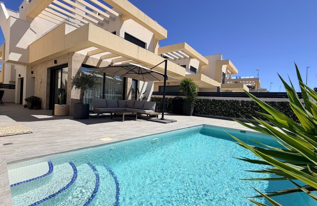 Venta - Chalet Independiente -
Los Montesinos