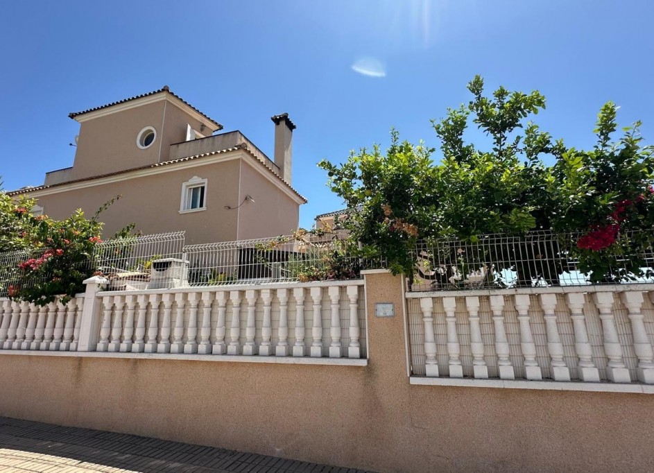 Venta - Chalet Independiente -
Orihuela Costa - La Regia