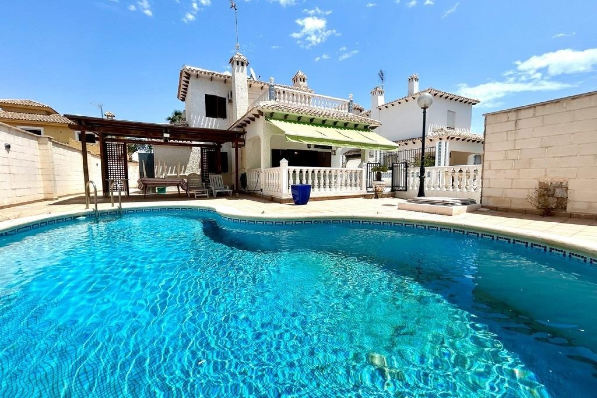 Venta - Chalet Independiente -
Orihuela Costa - La Zenia