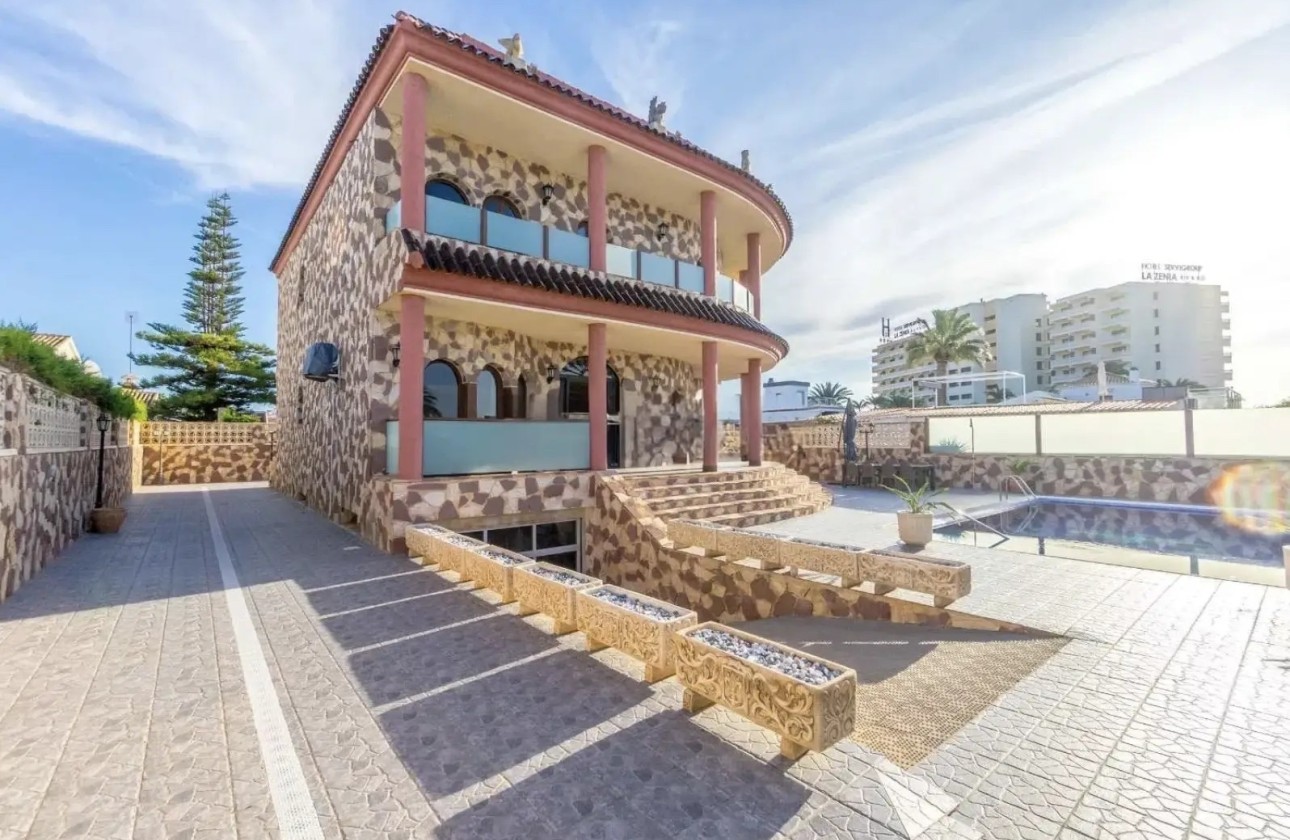 Venta - Chalet Independiente -
Orihuela Costa - La Zenia