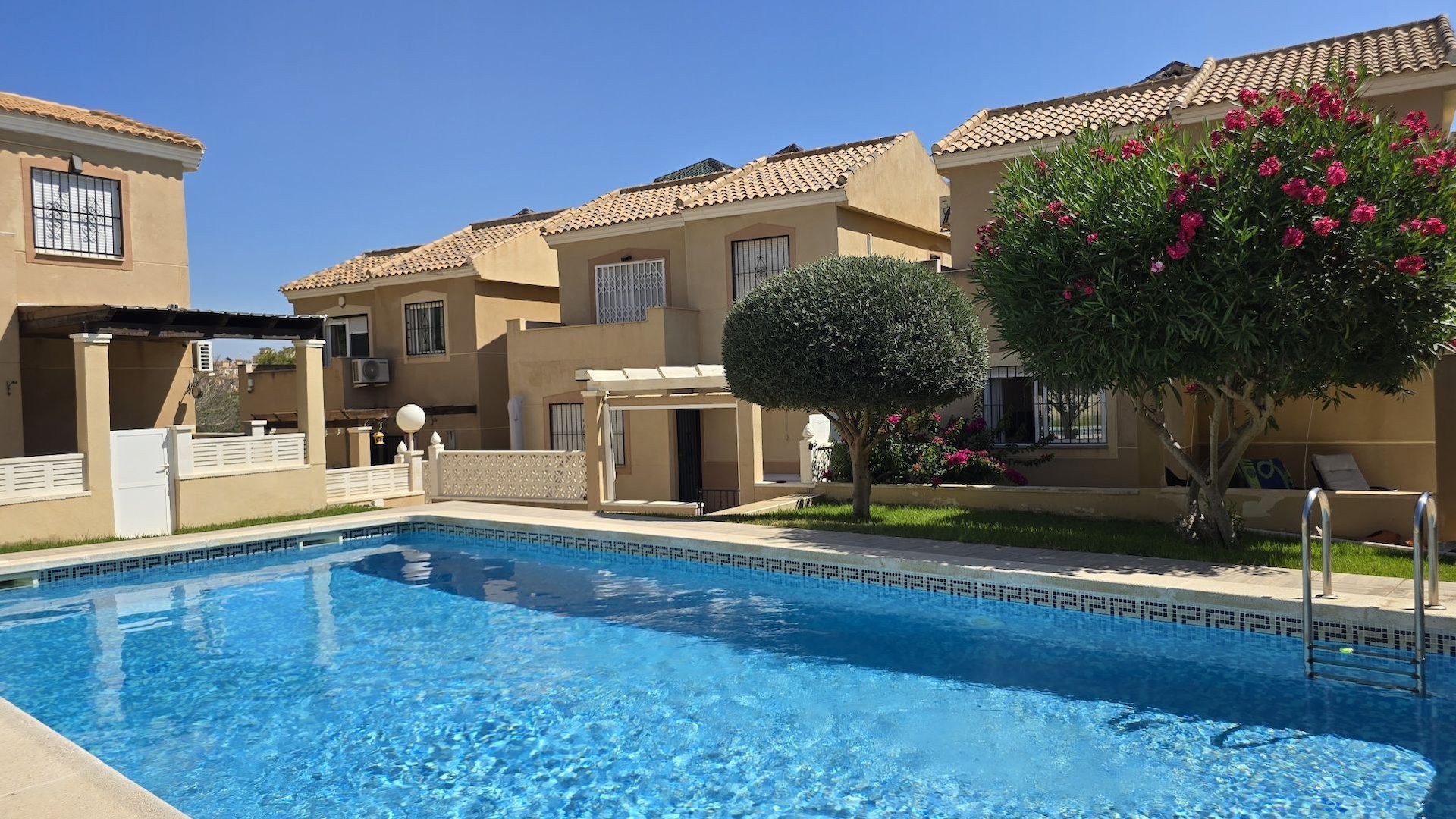 Venta - Chalet Independiente -
Orihuela Costa