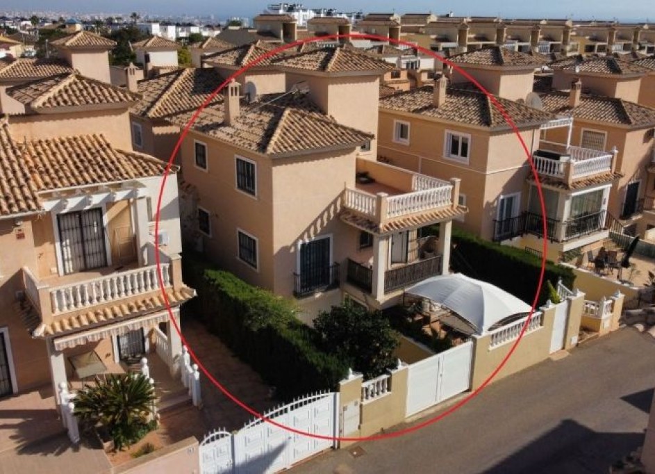 Venta - Chalet Independiente -
Orihuela Costa