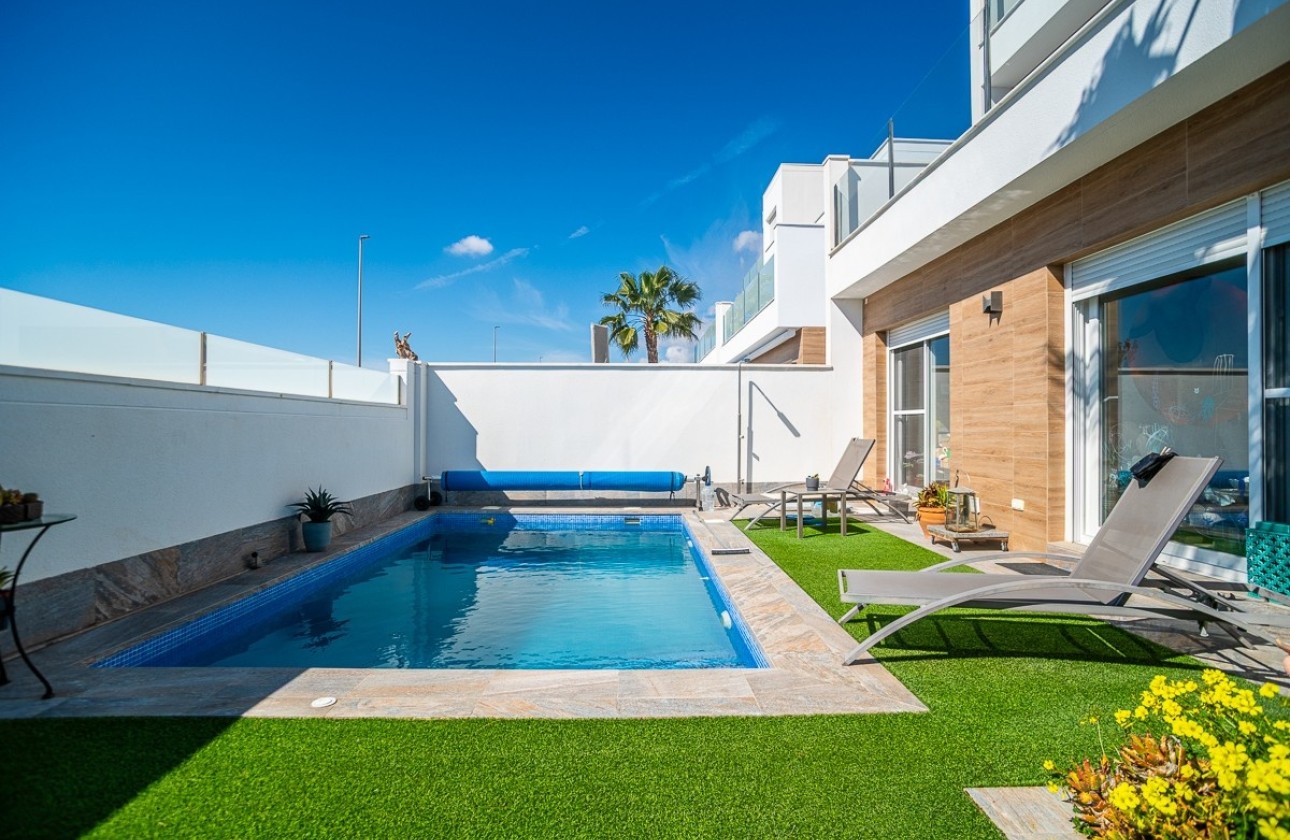 Venta - Chalet Independiente -
Pilar de la Horadada