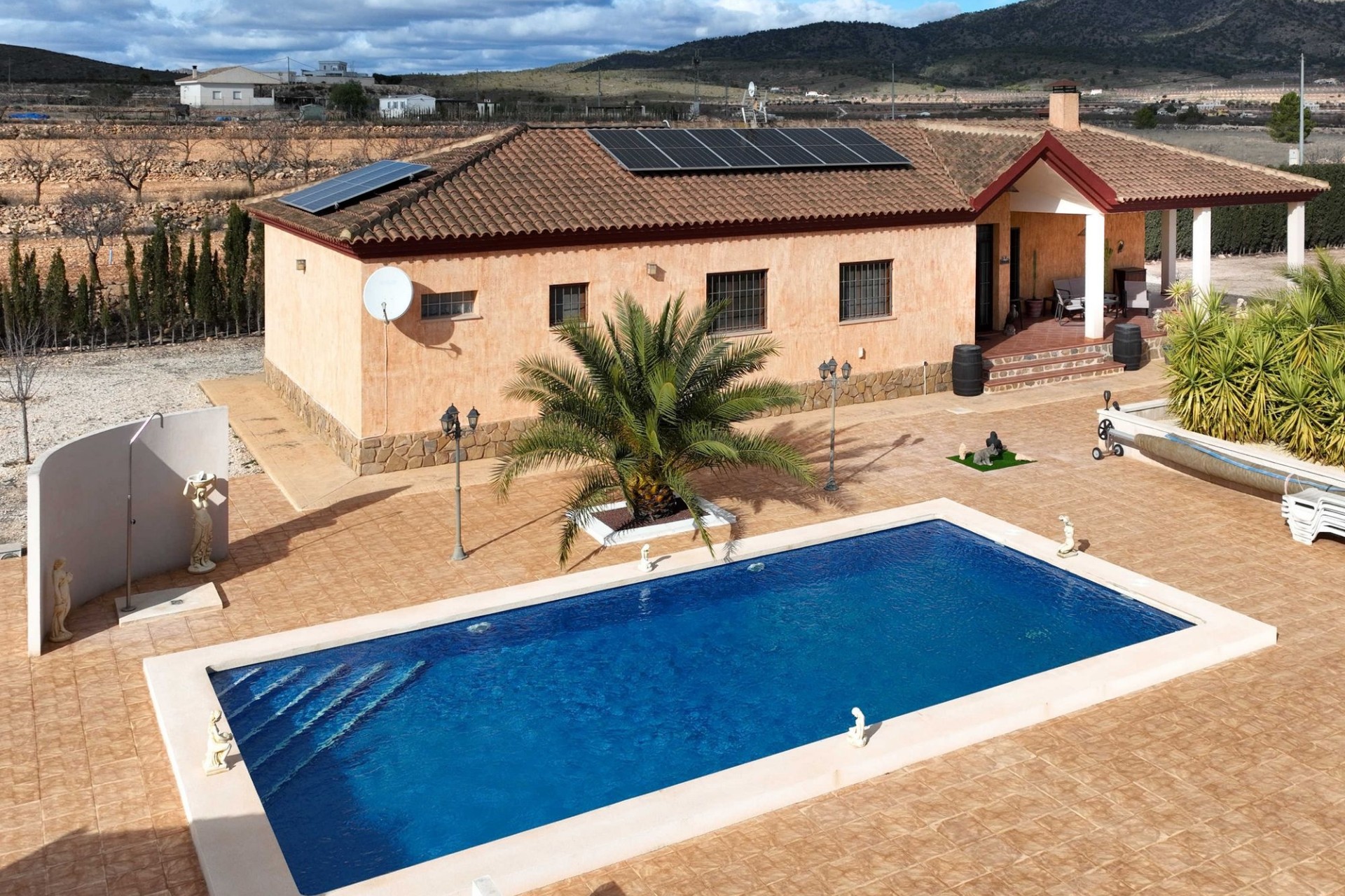 Venta - Chalet Independiente -
Pinoso