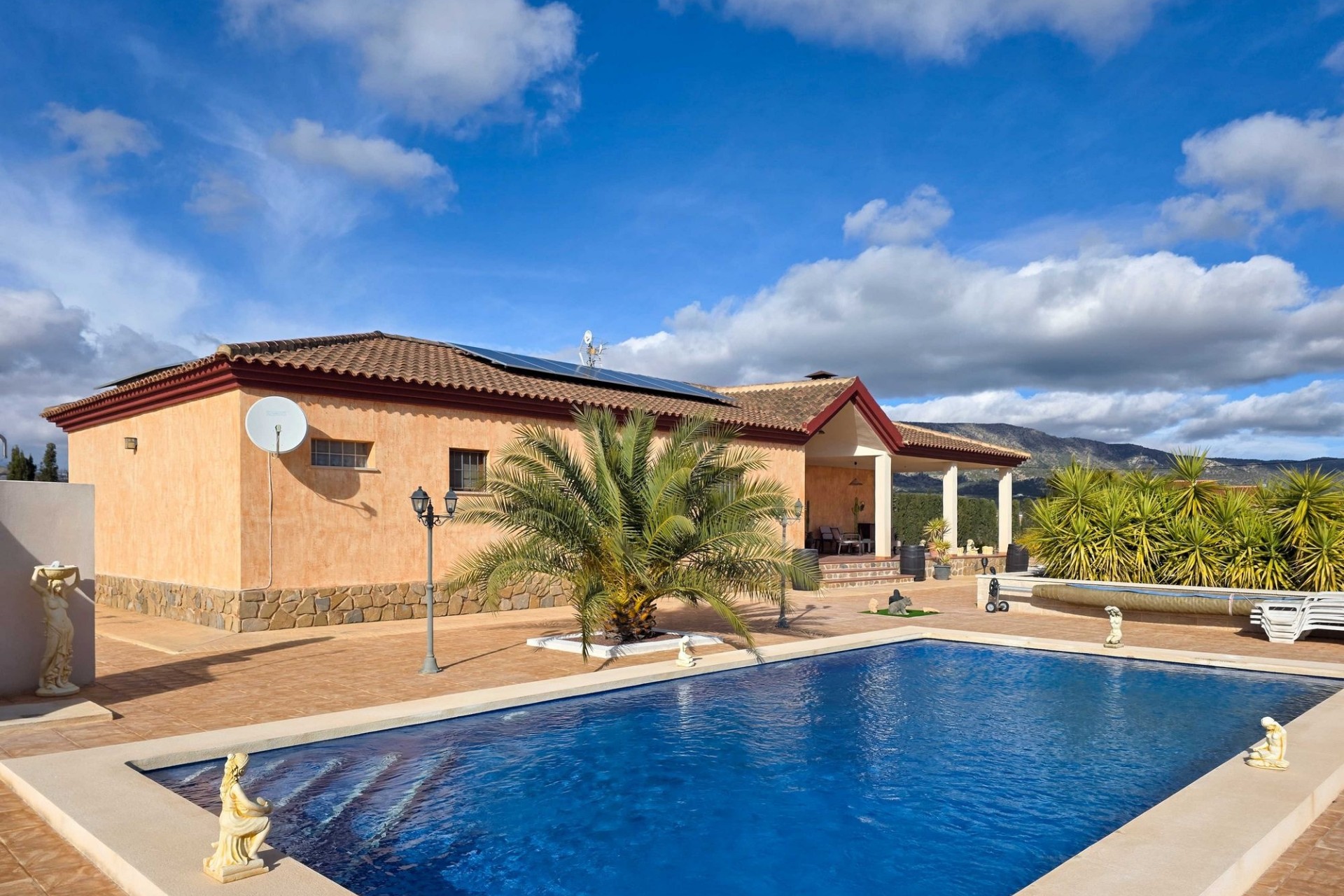 Venta - Chalet Independiente -
Pinoso