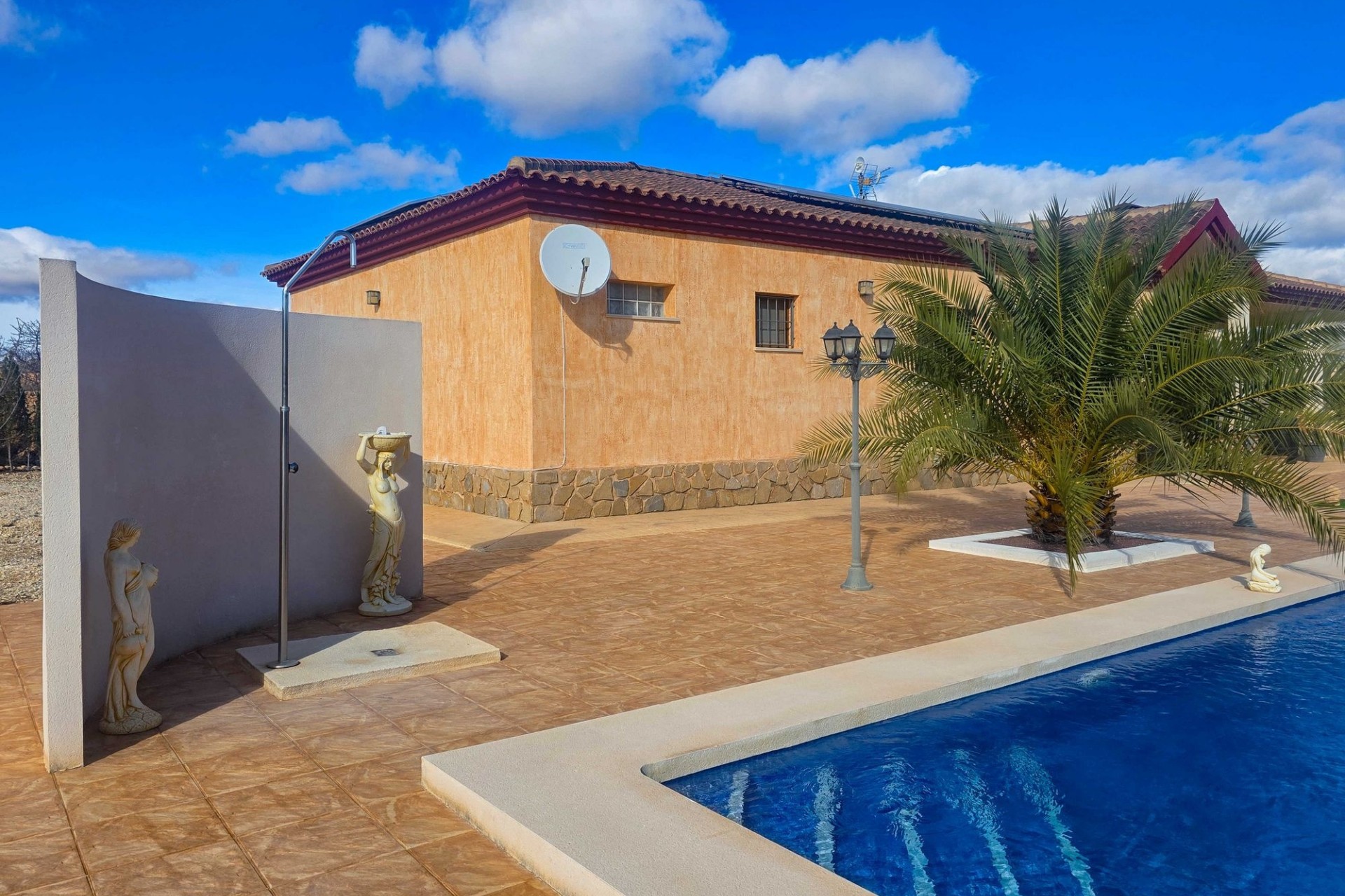 Venta - Chalet Independiente -
Pinoso