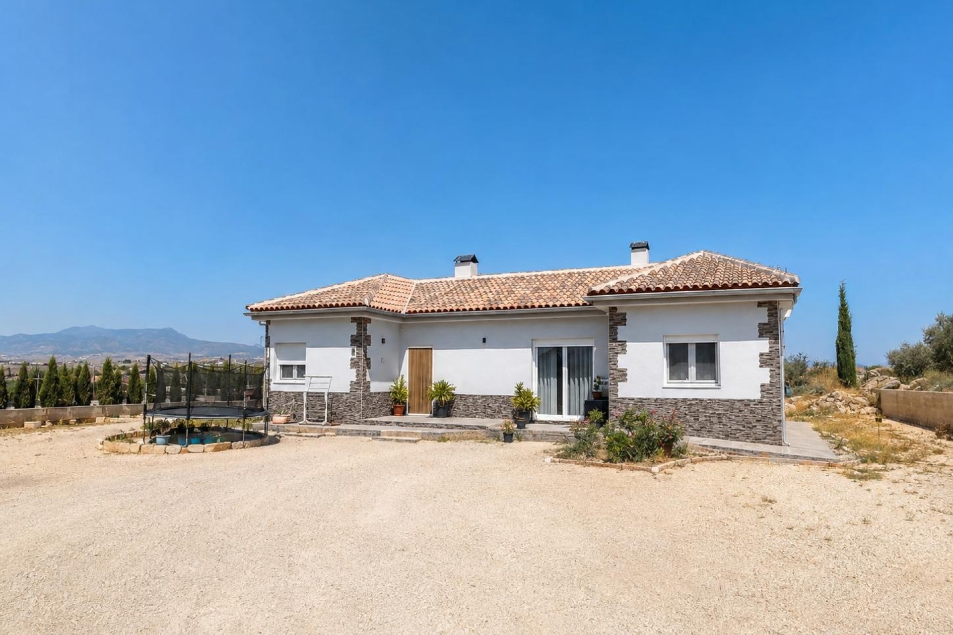 Venta - Chalet Independiente -
Pinoso