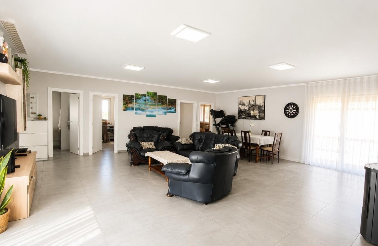 Venta - Chalet Independiente -
Pinoso