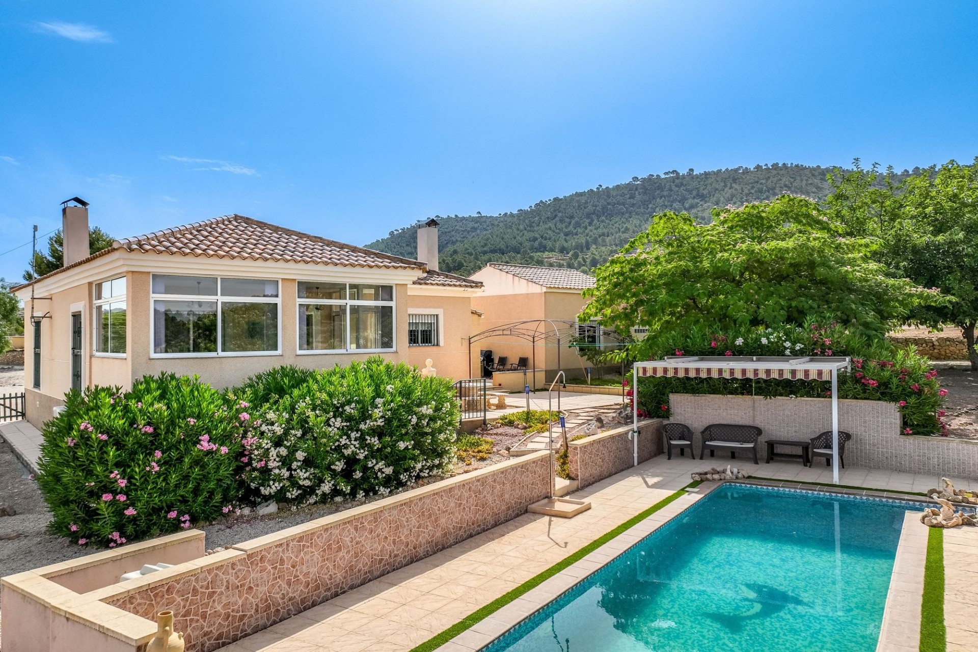 Venta - Chalet Independiente -
Pinoso