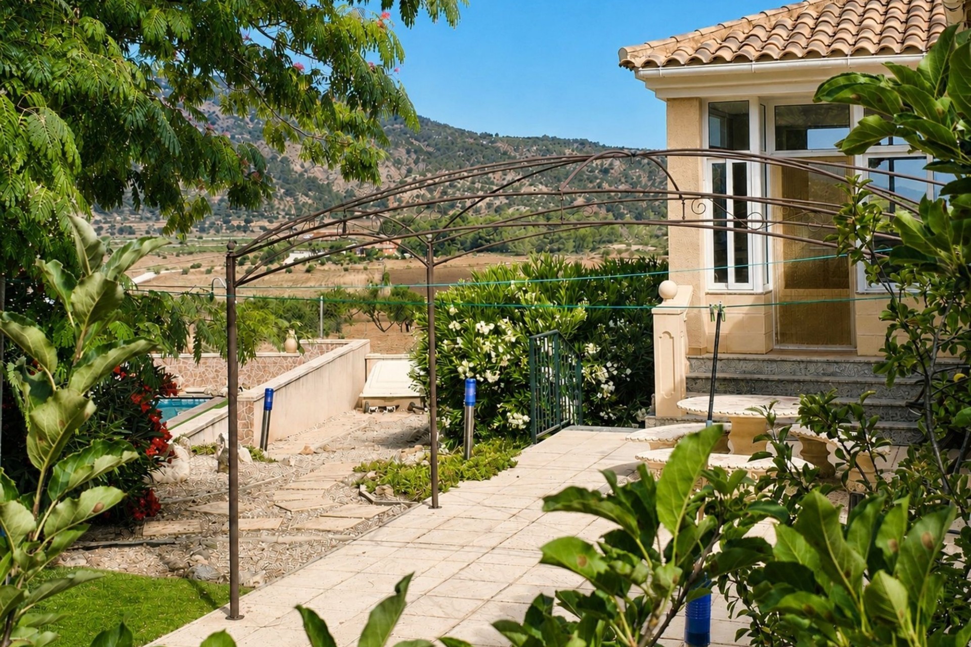 Venta - Chalet Independiente -
Pinoso