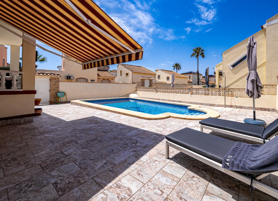 Venta - Chalet Independiente -
Playa Flamenca - Montilla