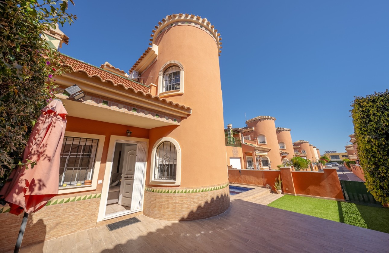 Venta - Chalet Independiente -
Playa Flamenca - Sportcentre