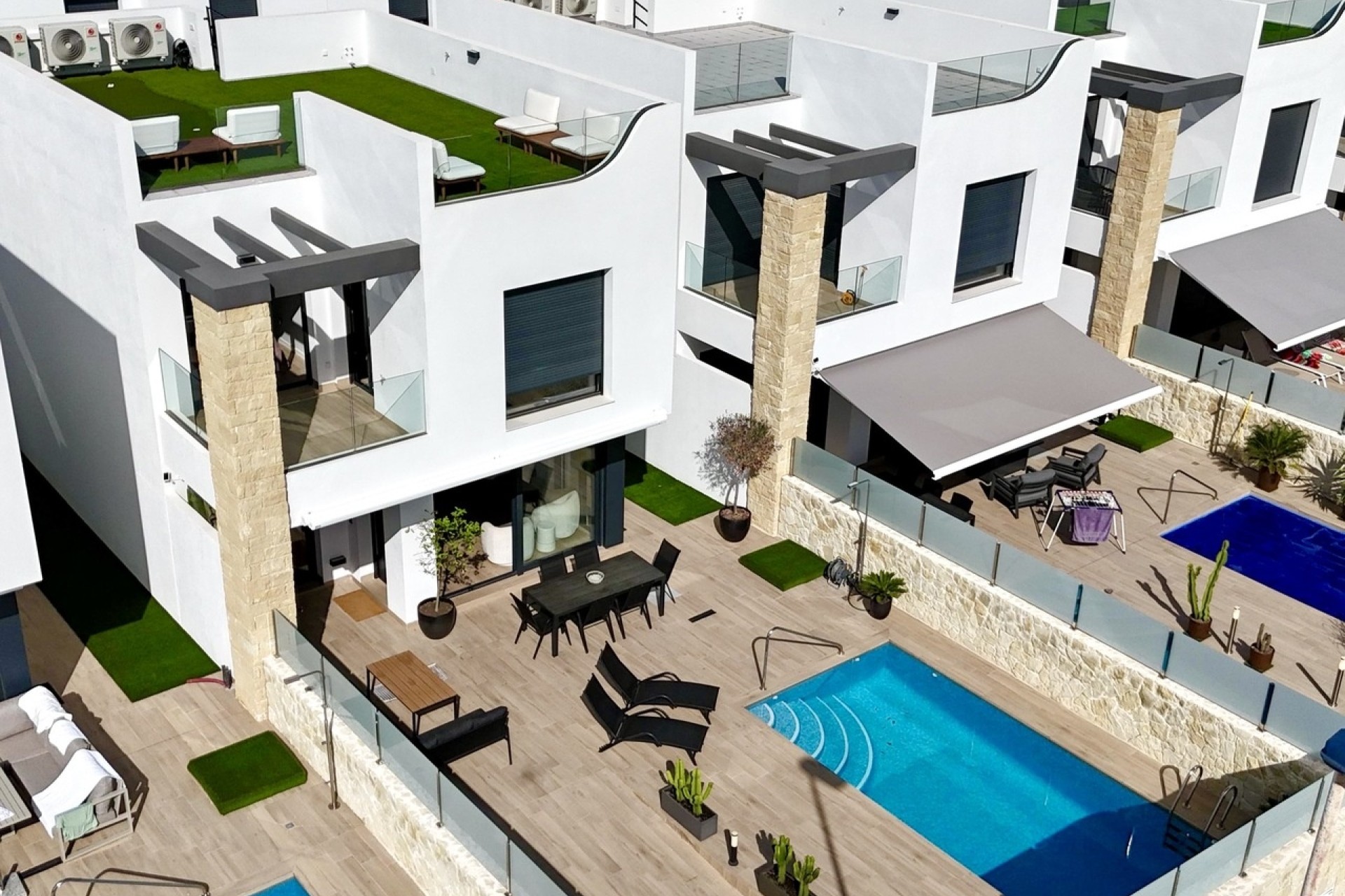 Venta - Chalet Independiente -
Punta Prima - Costa Blanca