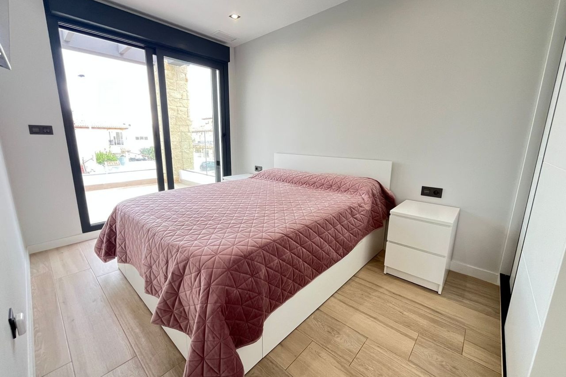Venta - Chalet Independiente -
Punta Prima - Costa Blanca