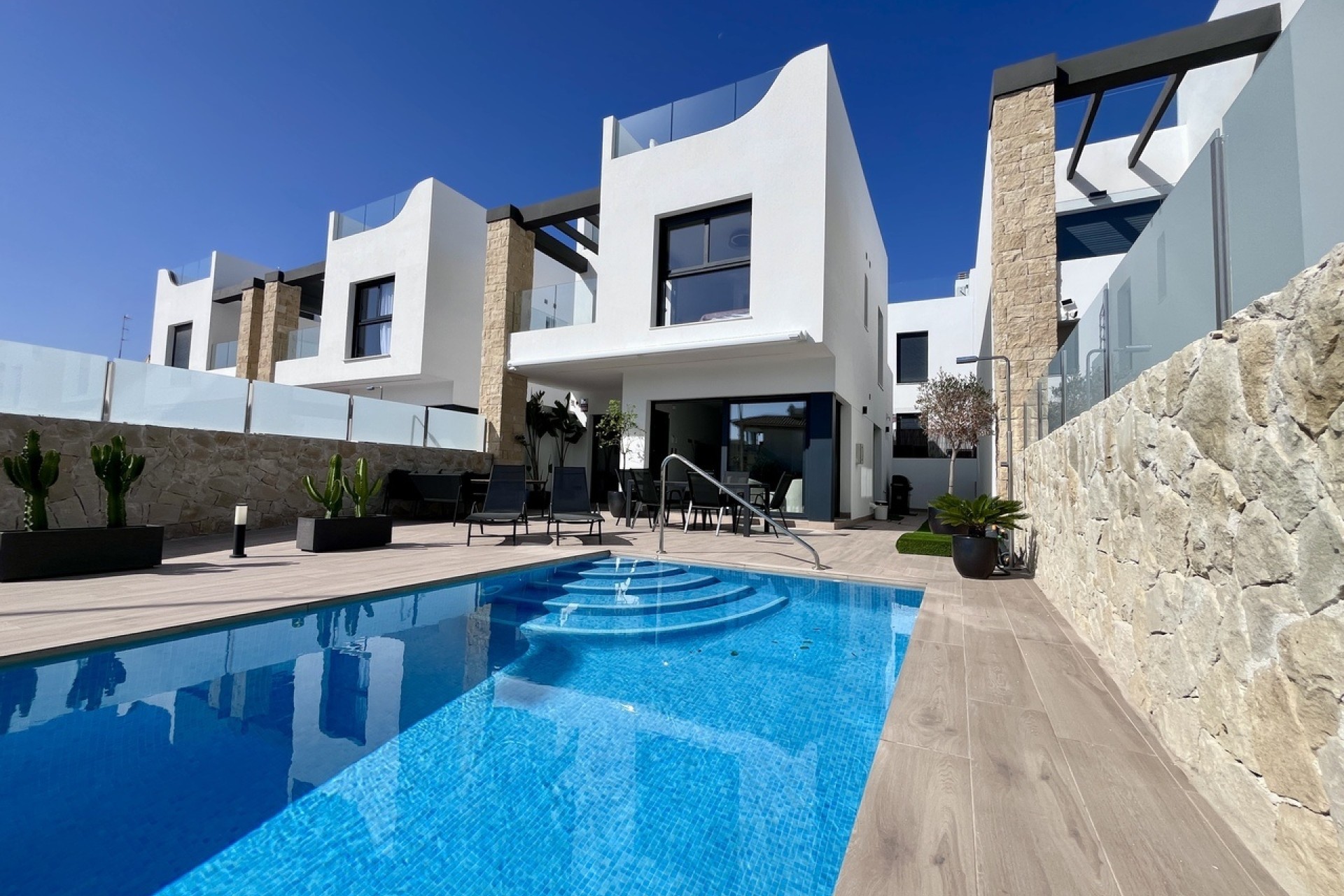 Venta - Chalet Independiente -
Punta Prima - Costa Blanca