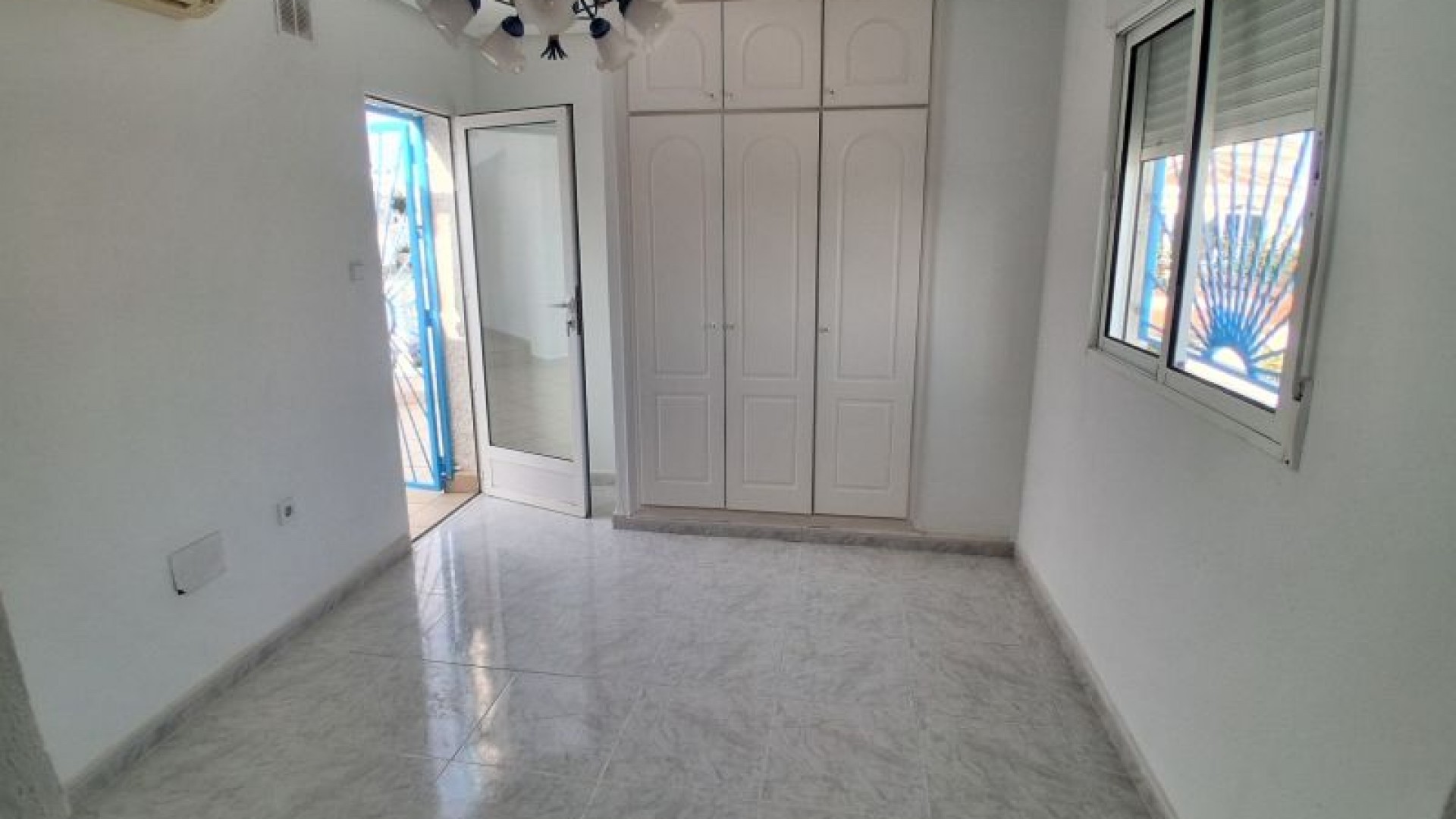 Venta - Chalet Independiente -
Rojales