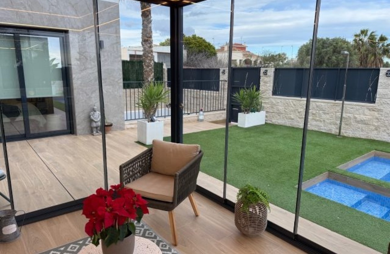 Venta - Chalet Independiente -
Rojales