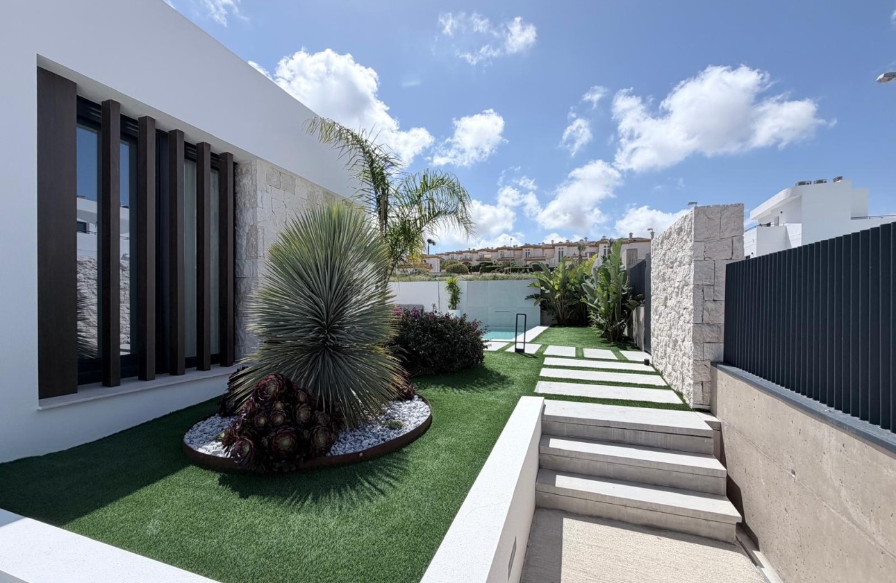 Venta - Chalet Independiente -
Rojales