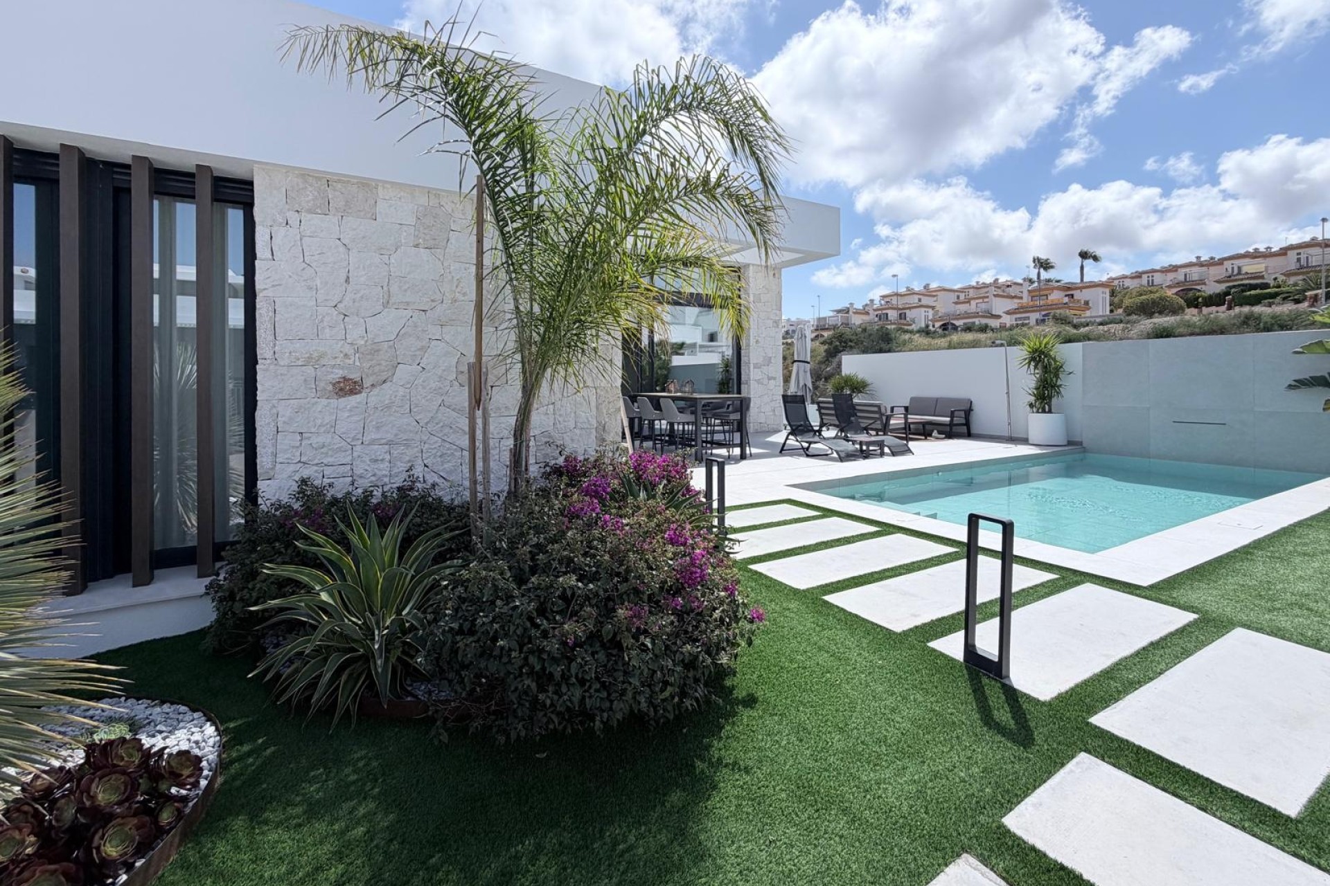 Venta - Chalet Independiente -
Rojales