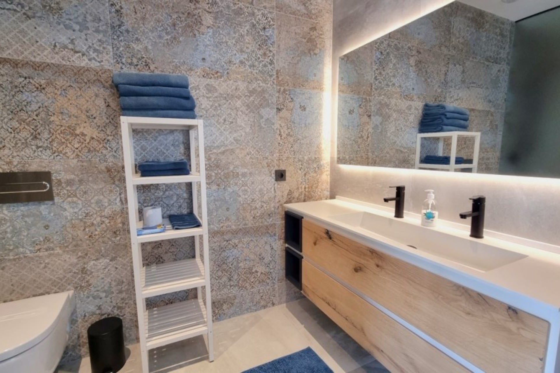 Venta - Chalet Independiente -
Rojales